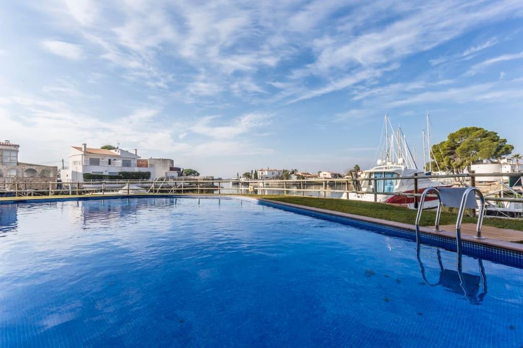 Piso De 2 Habitaciones, 3 Piscinas Y Cerca Del Mar ロザス エクステリア 写真